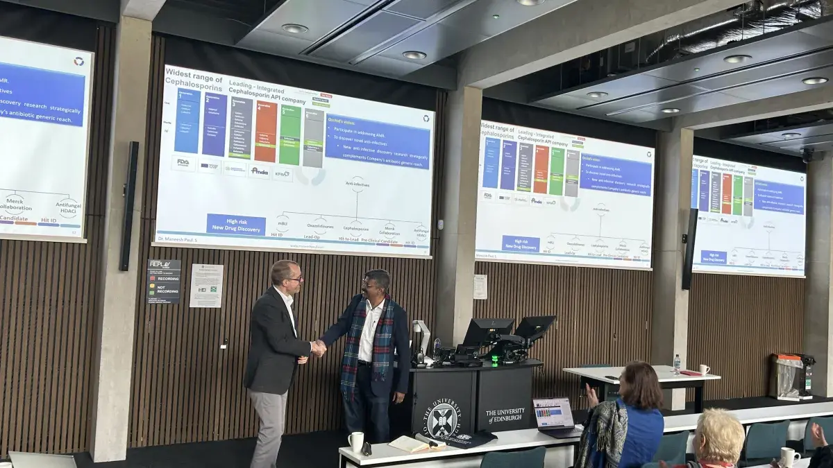 Professor Till Bachman presents the University of Edinburgh tartan scarf to Dr. Maneesh Paul and expresses his gratitude for the insightful lecture.