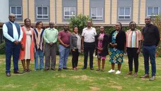 Group of poeple in front of a building